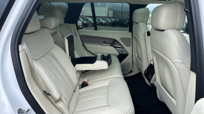 Land Rover Range Rover 3.0 D350 SE 4dr Auto Diesel Estate - Image 32